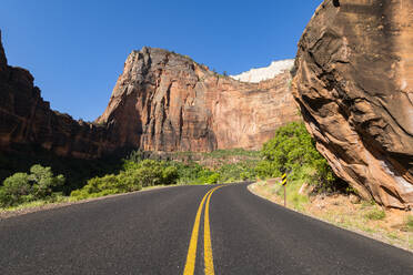 Straße im Zion Canyon mit Blick auf Angels Landing, Zion National Park, Utah, Vereinigte Staaten von Amerika, Nord-Amerika - RHPLF10163
