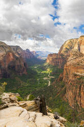 Blick in den Zion Canyon von Angels Landing, Zion National Park, Utah, Vereinigte Staaten von Amerika, Nord-Amerika - RHPLF10171