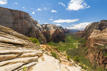 Blick in den Zion Canyon von Angels Landing, Zion National Park, Utah, Vereinigte Staaten von Amerika, Nord-Amerika - RHPLF10174