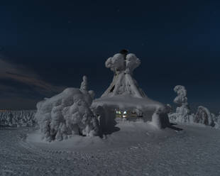 Hütte auf dem Berg, Kuntivaara, Kuuusamo, Finnland, Europa - RHPLF10195