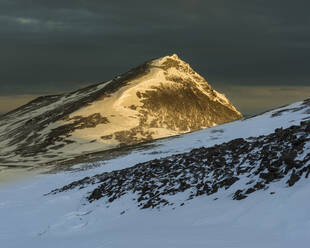 Schneebedeckte Berge im abendlichen Sonnenlicht des März, Snaefellsnes Halbinsel, Island, Polarregionen - RHPLF10202