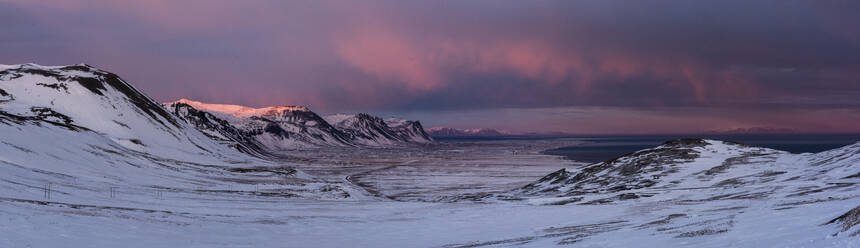 Schneebedeckte Berge im abendlichen Sonnenlicht, Snaefellsnes-Halbinsel, Island, Polarregionen - RHPLF10205