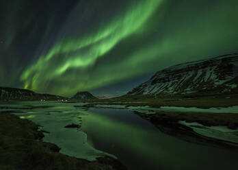 Polarlicht, das sich in einem teilweise zugefrorenen See spiegelt, Nord-Snaefellsnes, Island, Polarregionen - RHPLF10215
