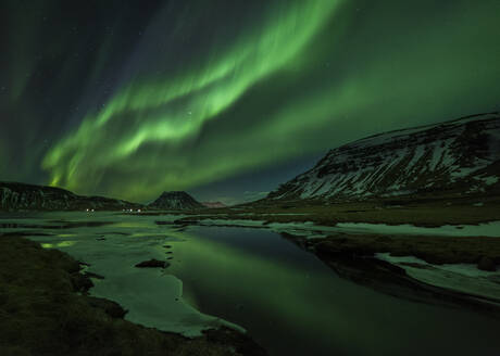 Polarlicht, das sich in einem teilweise zugefrorenen See spiegelt, Nord-Snaefellsnes, Island, Polarregionen - RHPLF10215