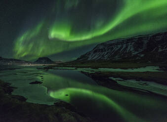 Polarlicht, das sich in einem teilweise zugefrorenen See spiegelt, Nord-Snaefellsnes, Island, Polarregionen - RHPLF10221