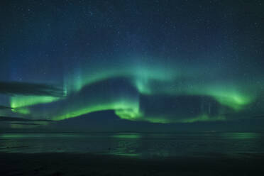 Aurora borealis (Nordlicht) reflektiert im Meer, Nord Snaefellsnes, Island, Polarregionen - RHPLF10222