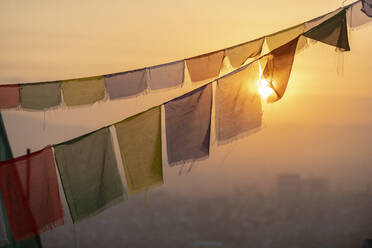 Gebetsfahnen in Swayambhunath (Affentempel) vor der Stadt bei Sonnenaufgang, Kathmandutal, Nepal, Asien - RHPLF10240