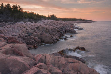 Wellen und felsige Küste bei Sonnenuntergang, Lackies Head und Green Cove, Cape Breton National Park, Nova Scotia, Kanada, Nordamerika - RHPLF10242