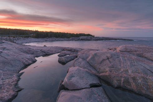 Wellen und felsige Küste bei Sonnenuntergang, Lackies Head und Green Cove, Cape Breton National Park, Nova Scotia, Kanada, Nordamerika - RHPLF10243