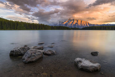 Sonnenuntergang über dem Mount Rundle am Two Jack Lake, Banff National Park, UNESCO-Weltkulturerbe, Alberta, Kanada, Nordamerika - RHPLF10248