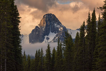 Sonnenaufgang auf dem Turm, Mount Engadine, Spray Valley Provincial Park, Alberta, Kanada, Nordamerika - RHPLF10249