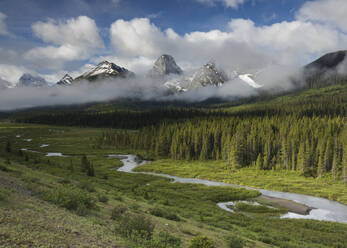 Fluss, der durch die Berge fließt, mit Mount Engadine und dem Tower, Spray Valley Provincial Park, Alberta, Kanada, Nordamerika - RHPLF10252