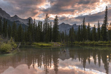 Sonnenuntergang über Ha Ling Peak und Mount Rundle am Policeman's Creek, Canmore, Alberta, Kanada, Nordamerika - RHPLF10253