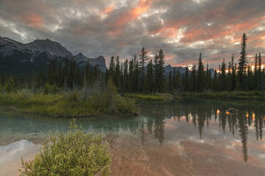 Sonnenuntergang über Ha Ling Peak und Mount Rundle am Policeman's Creek, Canmore, Alberta, Kanada, Nordamerika - RHPLF10254