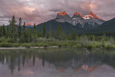 Sonnenuntergang und Alpenglühen auf den Gipfeln der Three Sisters, Canmore, Alberta, Kanadische Rockies, Kanada, Nordamerika - RHPLF10255