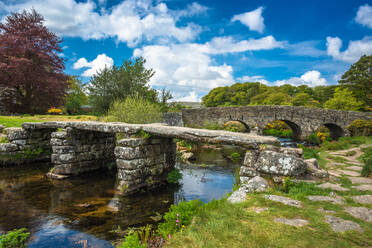 Mittelalterliche Klappbrücke über den Fluss East Dart bei Postbridge im Dartmoor in Devon, England, Vereinigtes Königreich, Europa - RHPLF10256