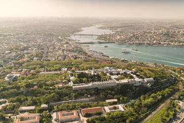 Die Stadt Istanbul von oben mit dem Topkapi-Palast, UNESCO-Weltkulturerbe, im Vordergrund, Istanbul, Türkei, Europa - RHPLF10274