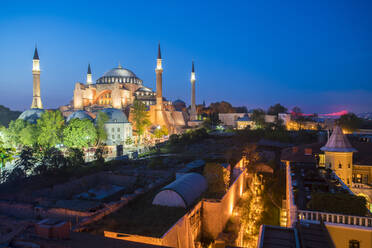 Hagia Sofia, UNESCO-Weltkulturerbe, bei Nacht mit dem Four Seasons Hotel auf der rechten Seite, Istanbul, Türkei, Europa - RHPLF10281