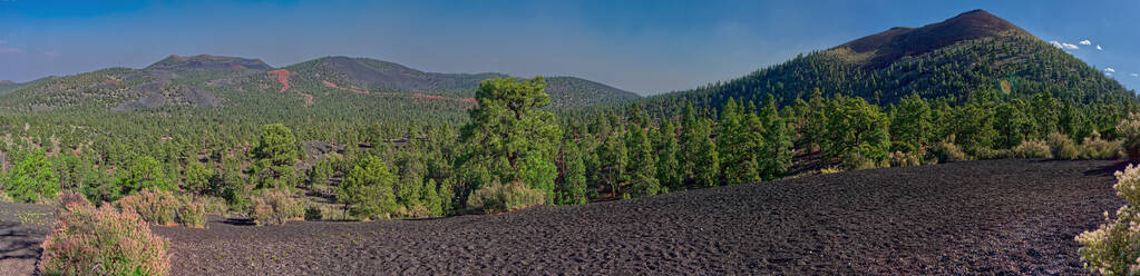 Superpan-Ansicht der Cinder Hills auf der linken Seite und der Ostseite des Sunset Crater auf der rechten Seite, in der Nähe von Flagstaff, Arizona, Vereinigte Staaten von Amerika, Nordamerika - RHPLF10299