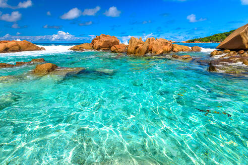 Türkisfarbenes Meer mit natürlichen Pools, klares, ruhiges Wasser der Swimmingpools an der Anse Cocos in der Nähe von Grand Anse und Petite Anse, geschützt durch Felsformationen, La Digue, Seychellen, Indischer Ozean, Afrika - RHPLF10308