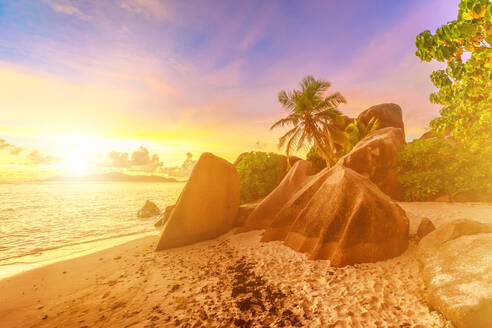 Felsen am Strand und Palmen, Anse Source d'Argent bei Sonnenuntergang, La Digue, Seychellen, Indischer Ozean, Afrika - RHPLF10309
