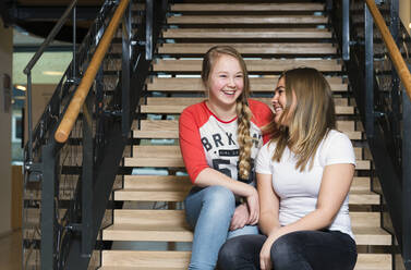 Teenager-Mädchen sitzen auf der Treppe - JOHF00268