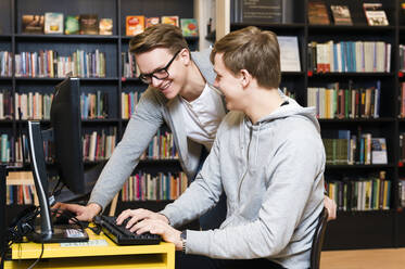 Teenager benutzen Computer in der Bibliothek - JOHF00270