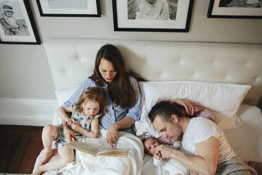 Familie gemeinsam im Bett - JOHF00350