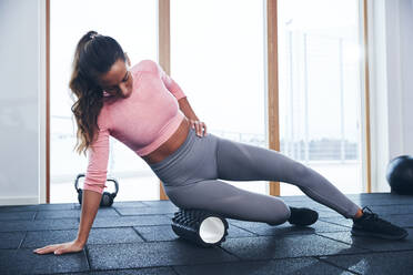 Frau trainiert im Fitnessstudio - JOHF00366