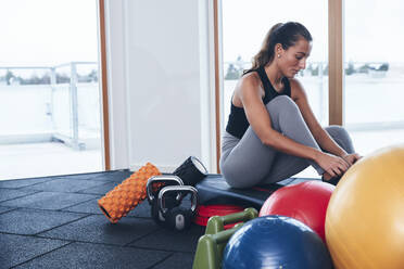 Frau trainiert im Fitnessstudio - JOHF00368