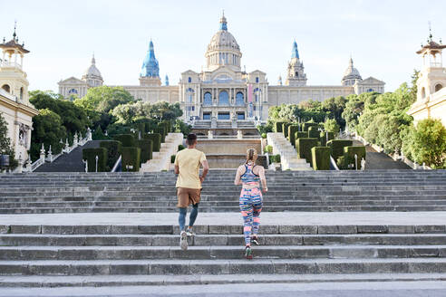 Mann und Frau laufen auf der Treppe des Palau Nacional, Barcelona, Spanien - JNDF00085