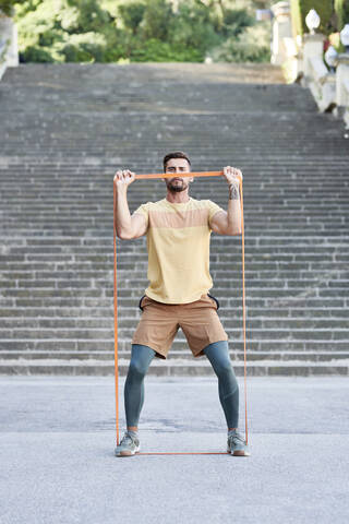 Mann bei Fitnessübungen im Freien in der Stadt, lizenzfreies Stockfoto