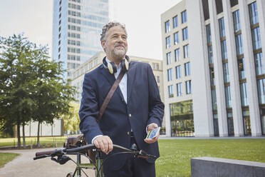 Mature businessman with bicycle in the city - RORF01847