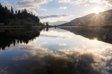 Llynnau Mymbyr Lake bei Sonnenuntergang, Capel Curig, Snowdonia National Park, Nordwales, Vereinigtes Königreich, Europa - RHPLF10326