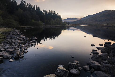 Llynnau Mymbyr Lake bei Sonnenuntergang, Capel Curig, Snowdonia National Park, Nordwales, Vereinigtes Königreich, Europa - RHPLF10327