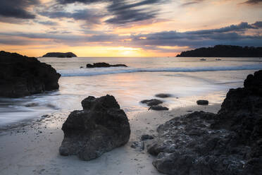 Playa Espadilla Strand bei Sonnenuntergang, Manuel Antonio, Pazifikküste, Costa Rica, Mittelamerika - RHPLF10339