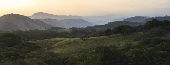 Monteverde Nebelwaldreservat bei Sonnenuntergang, Puntarenas, Costa Rica, Mittelamerika - RHPLF10340