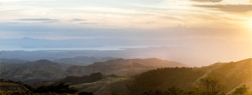 Monteverde Nebelwaldreservat bei Sonnenuntergang, Puntarenas, Costa Rica, Mittelamerika - RHPLF10346