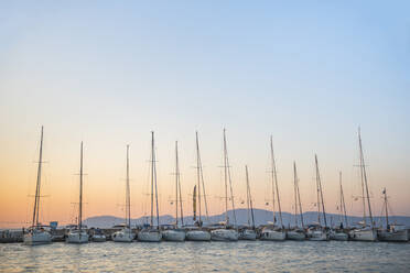 Segelboote bei Sonnenuntergang auf der Insel Agistri, Saronische Inseln, Griechische Inseln, Griechenland, Europa - RHPLF10373