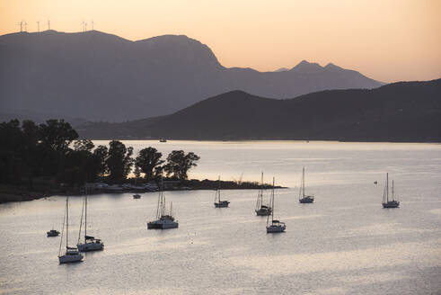 Segelboote im Hafen der Insel Poros bei Sonnenuntergang, Saronische Insel, Ägäische Küste, Griechische Inseln, Griechenland, Europa - RHPLF10381