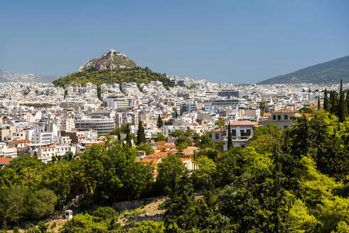 Blick auf Athen und den Likavitos-Hügel über den Dächern des Plaka-Viertels von der Akropolis, Athen, Region Attika, Griechenland, Europa - RHPLF10388