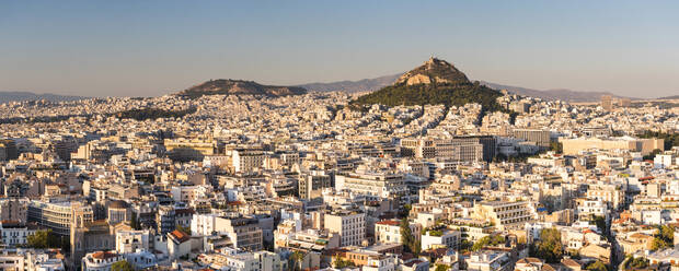 Blick auf Athen und den Likavitos-Hügel über den Dächern des Plaka-Viertels von der Akropolis, Athen, Region Attika, Griechenland, Europa - RHPLF10394