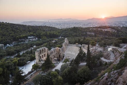 Odeon des Herodes Atticus Theaters bei Sonnenuntergang, Akropolis, UNESCO-Weltkulturerbe, Athen, Region Attika, Griechenland, Europa - RHPLF10396