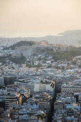 Blick über Athen und die Akropolis bei Sonnenuntergang vom Likavitos-Hügel, Athen, Region Attika, Griechenland, Europa - RHPLF10398