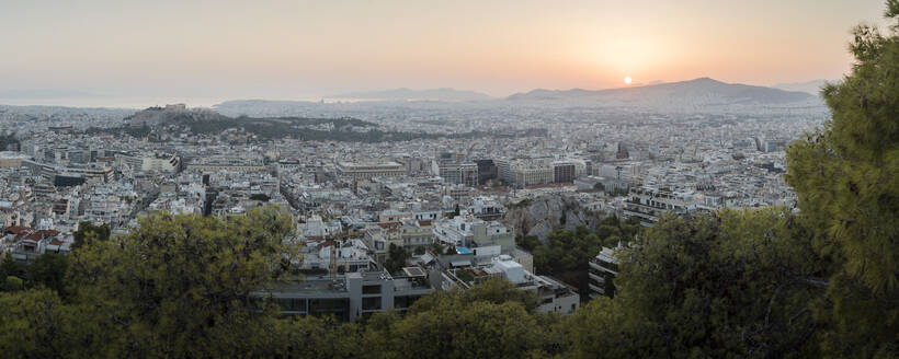 Blick über Athen und die Akropolis bei Sonnenuntergang vom Likavitos-Hügel, Athen, Region Attika, Griechenland, Europa - RHPLF10400