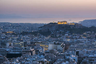 Blick über Athen und die Akropolis bei Sonnenuntergang vom Likavitos-Hügel, Athen, Region Attika, Griechenland, Europa - RHPLF10401