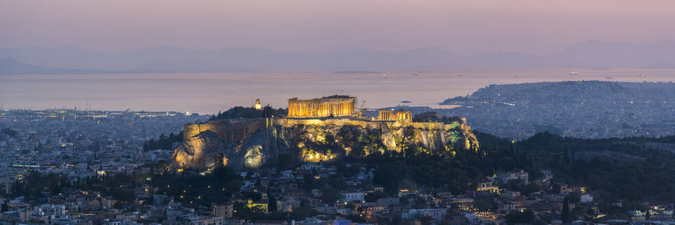 Blick über Athen und die Akropolis, UNESCO-Weltkulturerbe, bei Sonnenuntergang vom Likavitos-Hügel, Athen, Region Attika, Griechenland, Europa - RHPLF10402