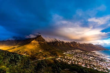 Blick auf Camps Bay, Kapstadt, Südafrika, Afrika - RHPLF10416