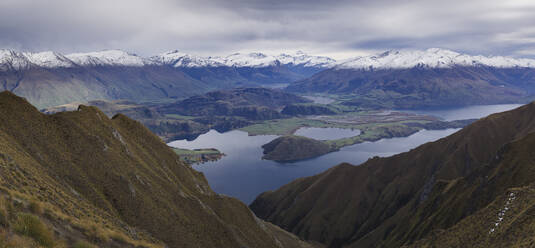 Panoramablick auf den Mount Aspiring und die Bergkette vom Roys Peak bei Wanaka, Otago, Südinsel, Neuseeland, Pazifik - RHPLF10437