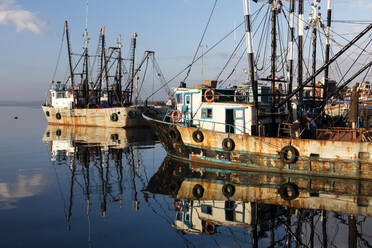 Fischerboote im Hafen, Cienfuegos, UNESCO-Weltkulturerbe, Kuba, Westindien, Karibik, Mittelamerika - RHPLF10448